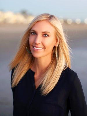 Image of Robin Reed, Associate Therapist at Long Beach Therapy, smiling against a blurry grayish background.